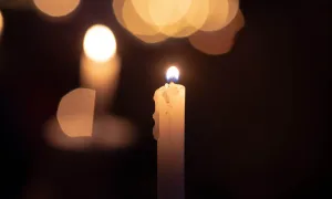 stearinljus som brinner.